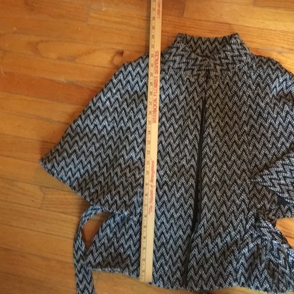 BB DAKOTA black and white jacket with cape - Picture 11 of 11